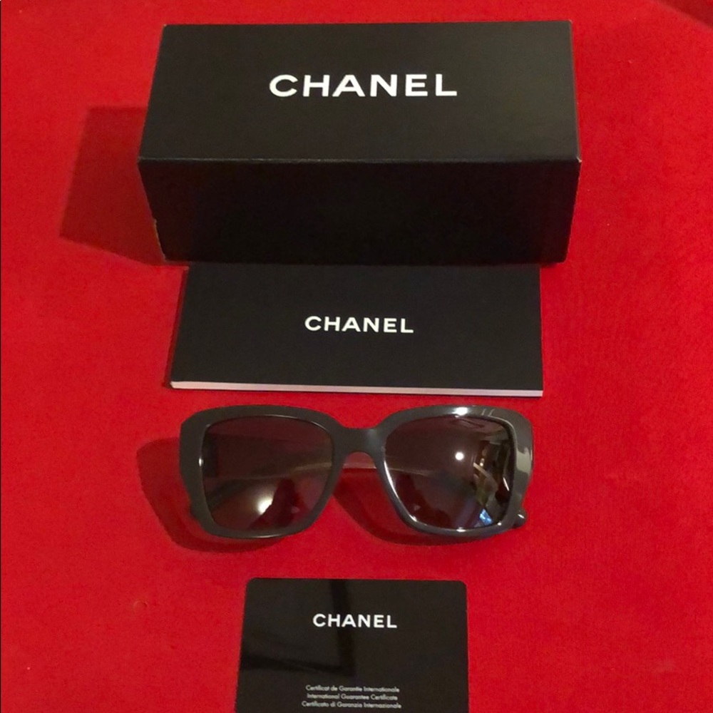 🟡 CHANEL SUNGLASSES AND CASE